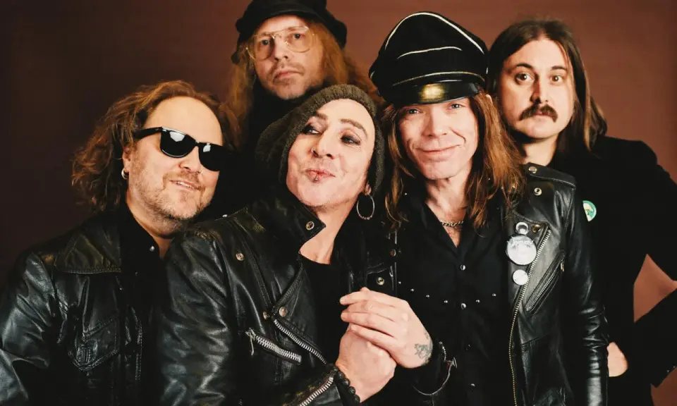 Medlemmar av The Hellacopters poserar tillsammans, klädda i läderjackor och med rockiga frisyrer.