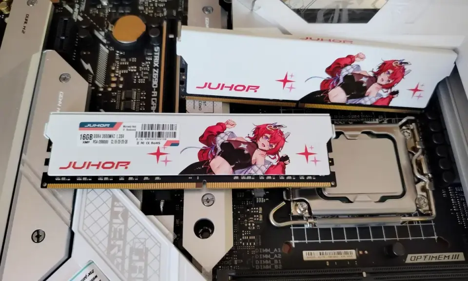 Pamięć RAM, co to? Moduły JUHOR DDR4 z anime girl na radiatorach, zamontowane na płycie głównej.