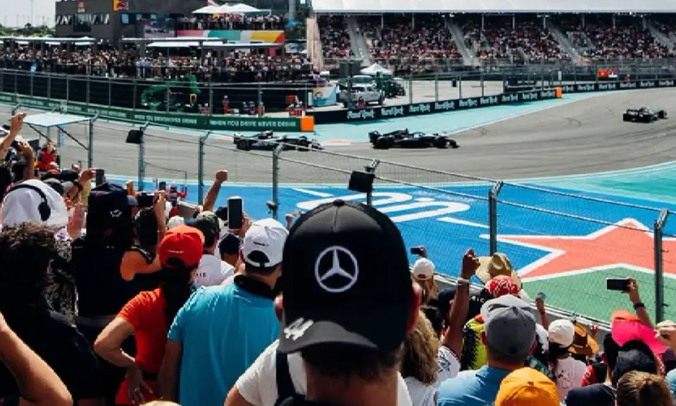 Aficionados vibran con la carrera de F1 Miami, capturando cada momento. ¡Consulta los f1 miami horarios para no perderte la acción!