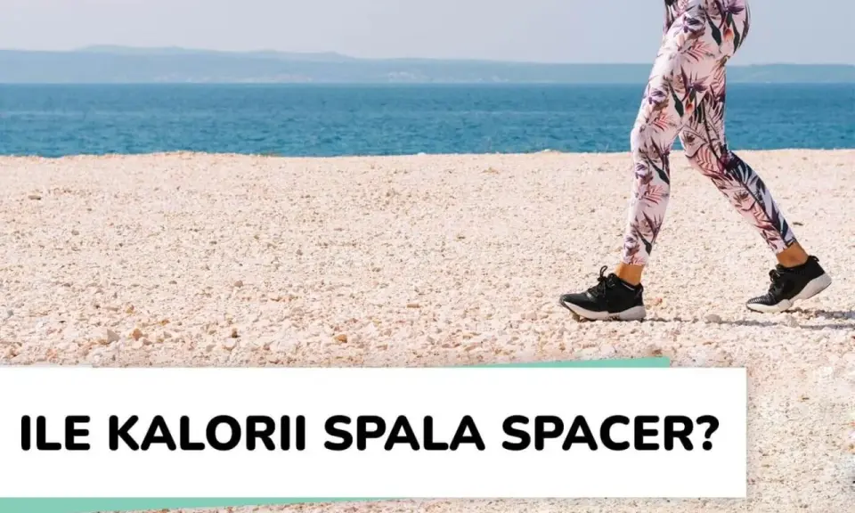 Kobieta w kolorowych legginsach spaceruje po plaży. Dowiedz się, ile kcal spala spacer i ciesz się aktywnością na świeżym powietrzu.