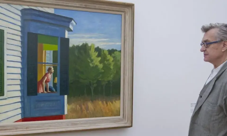 Un hombre contempla "Habitación de hotel" de Edward Hopper, una mujer mira por la ventana de una casa.