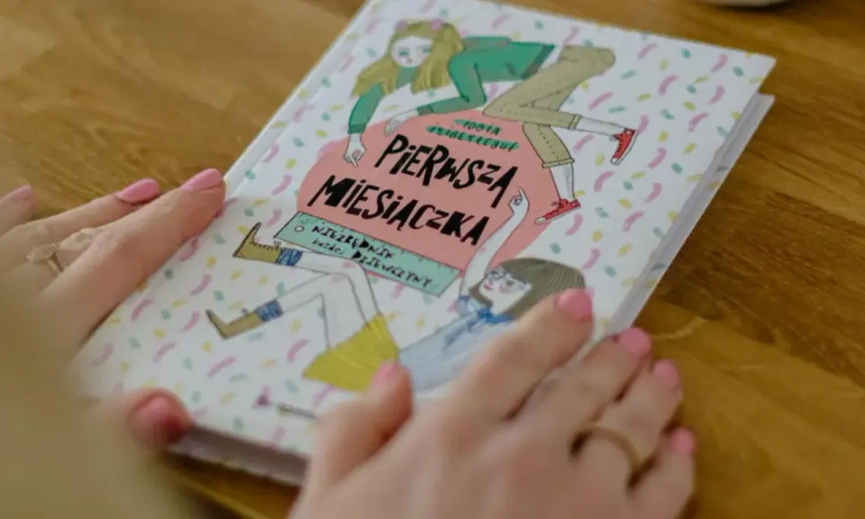 Książka "Pierwsza miesiączka" z ilustracjami dziewczynek, która odpowiada na pytanie, w jakim wieku dziewczynki dostają okres.