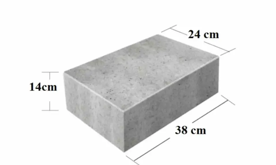 Szary bloczek fundamentowy z wymiarami 38x24x14 cm.