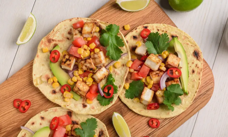 Lekkie tacos z grillowanym tofu, kukurydzą, pomidorami i awokado – idealne, gdy zastanawiasz się, co można zjeść na obiad dietetyczny.