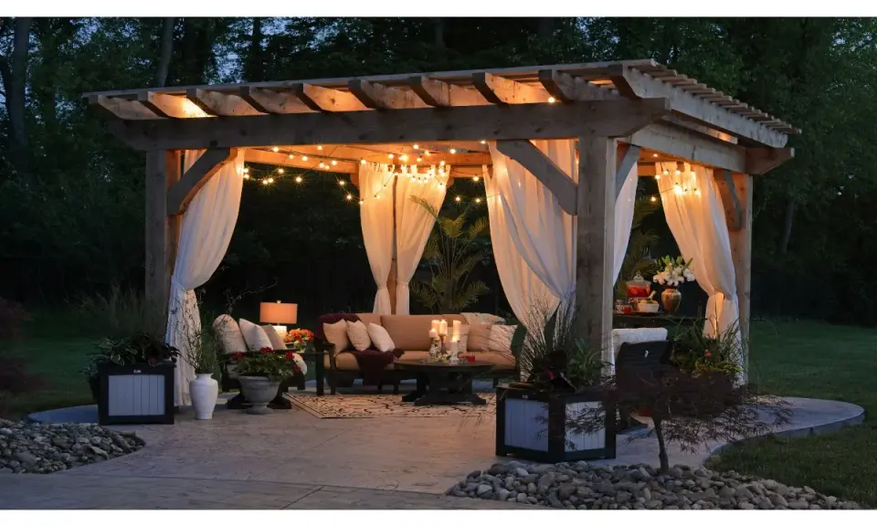 En mysig belysning uterum med draperade gardiner och bekväma möbler. Perfekt för sena sommarkvällar.
