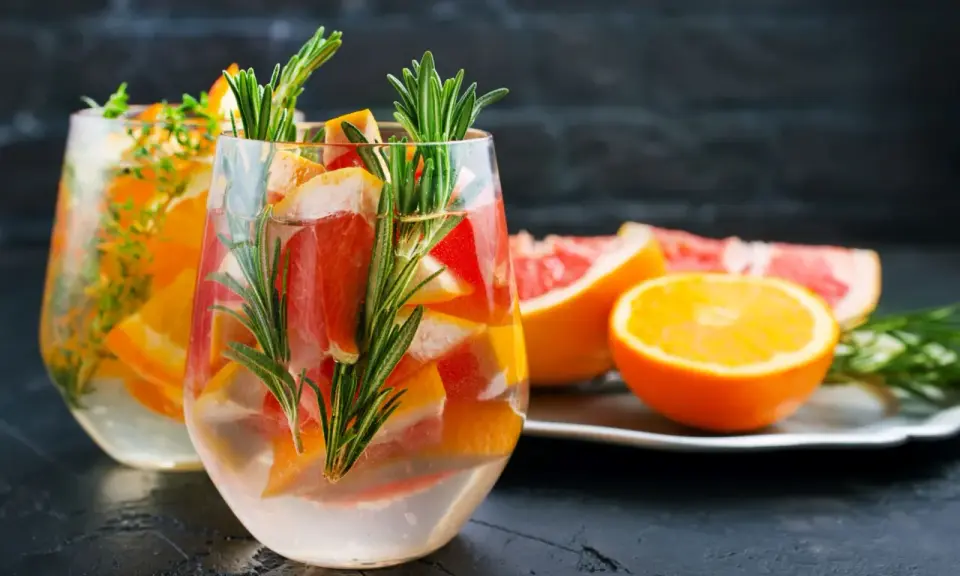 Orzeźwiający drink z grejpfrutem, pomarańczą i rozmarynem. Idealny na upalne dni.