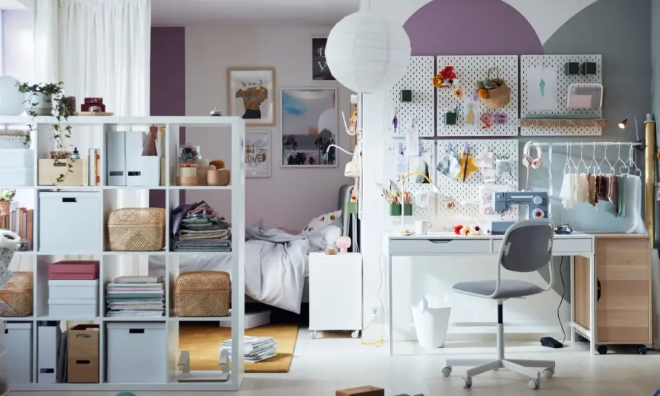 Ett kreativt ungdoms rum med pysselhörna, säng och förvaring. Här finns plats för både studier och fritid.