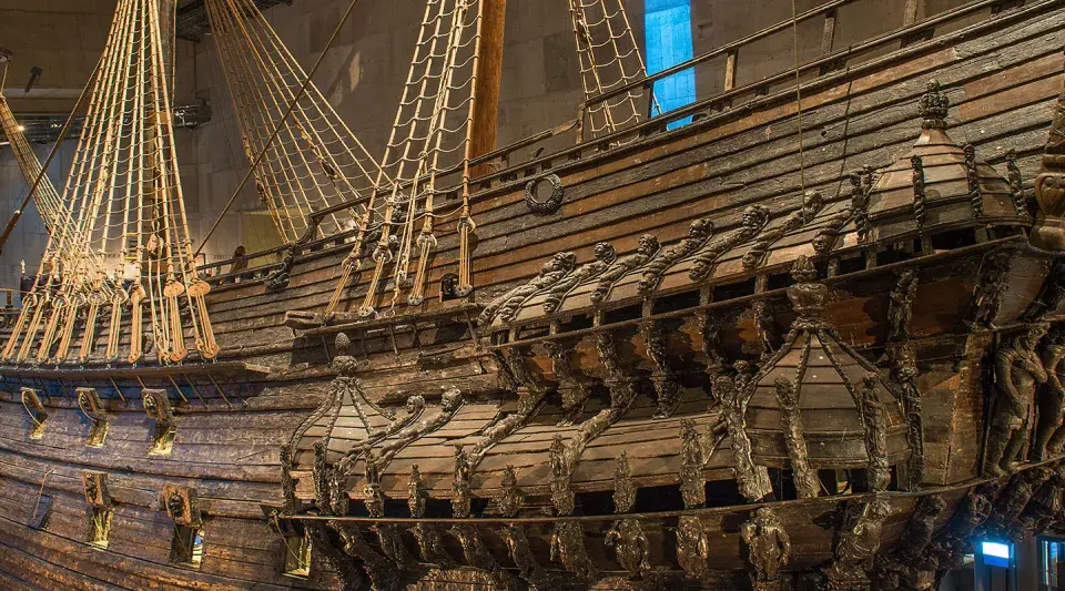 Vasa, ett imponerande krigsfartyg, visar upp detaljerad träsnideri. Här är fakta om Vasaskeppet.