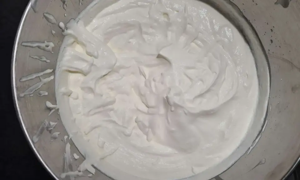 Crème diplomate mascarpone onctueuse dans un bol en métal, prête à garnir un dessert.