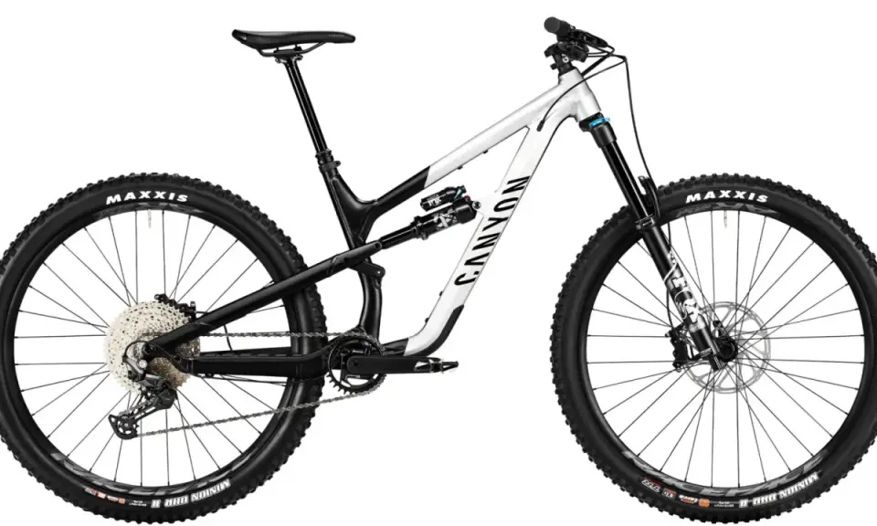 Rower enduro Canyon, gotowy na zjazdy. Pełne zawieszenie, szerokie opony Maxxis i mocne hamulce. Idealny do pokonywania trudnych tras.