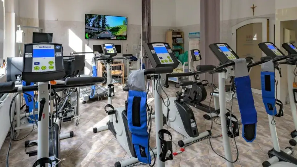 Sala rehabilitacji kardiologicznej z bieżniami i rowerami stacjonarnymi. Tu znajdziesz najlepszą rehabilitację kardiologiczną.