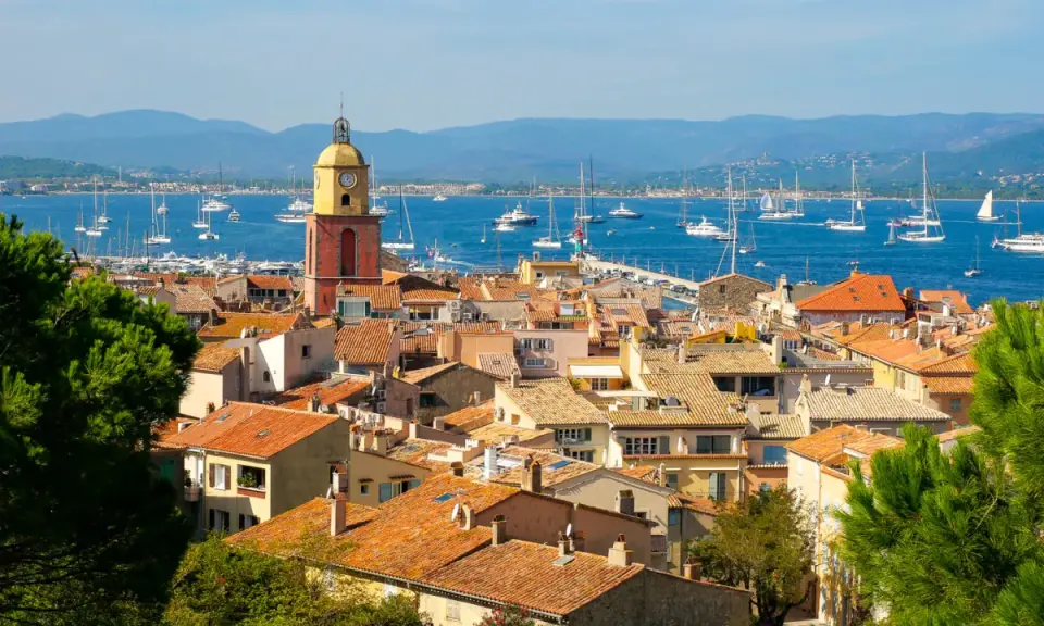 Vue panoramique de Saint-Tropez, avec son clocher emblématique et son port animé. Idéal pour savoir que faire à Saint-Tropez.