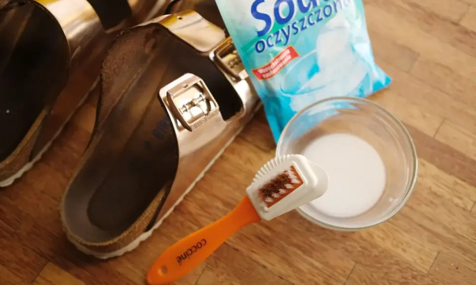 Jak myc Birkenstock? Przygotuj sodę oczyszczoną, szczoteczkę i miseczkę z wodą.