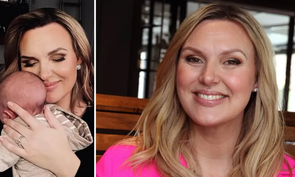 Sanna Nielsen, gravid med andra barnet, håller sitt nyfödda barn. Hon ler lyckligt.