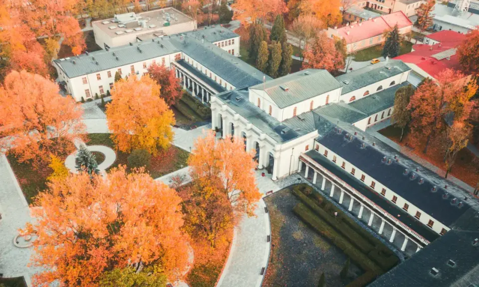 Jesienne barwy otulają sanatorium w Busku-Zdroju. Prywatny pobyt w tym urokliwym miejscu to idealny pomysł na relaks.