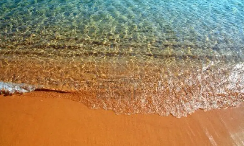 Czysta woda i złoty piasek na plaży. Idealna bułgaria pogoda we wrześniu na relaks.