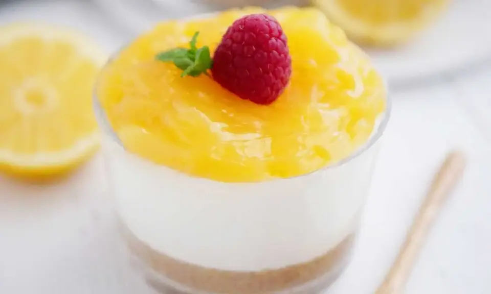 Enkel dessert i glas med citronsmak, toppad med hallon och mynta. En perfekt avslutning på måltiden.