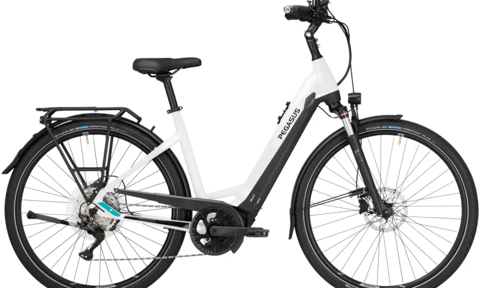 Weißes Pegasus Premio Evo 10 E-Bike mit Gepäckträger und Schwalbe Marathon Plus Reifen. Ein tolles Rad für den Pegasus Premio Evo 10 Test.
