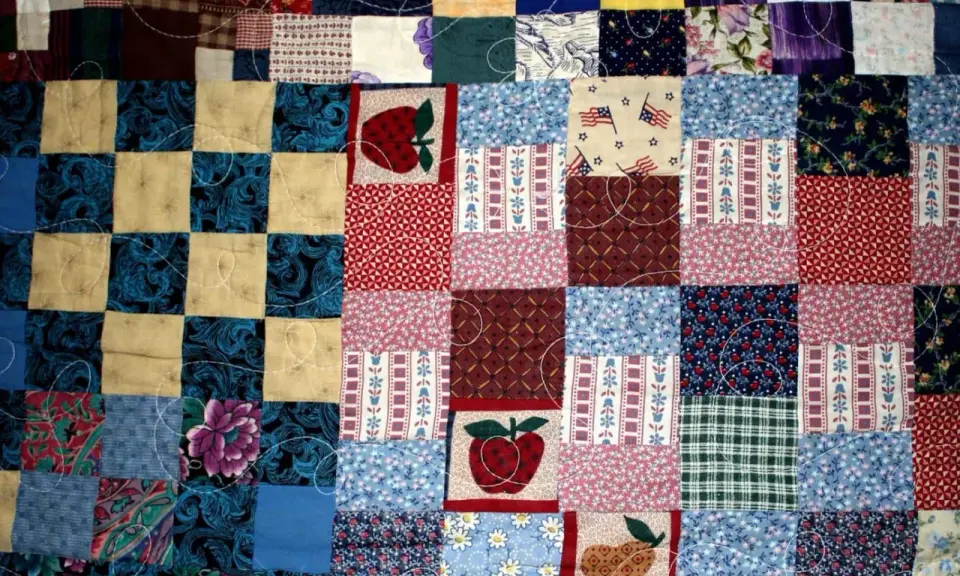 Kolorowy patchwork, czyli technika łączenia skrawków materiału, tworzy wzory z jabłkami, flagami USA i kwiatami.