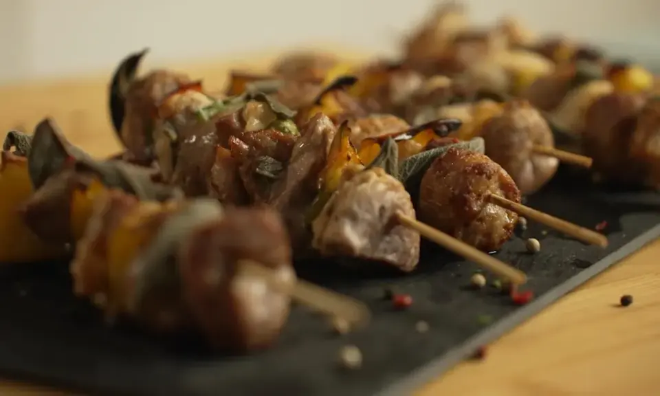 Spiedini succulenti con carne e peperoni, cotti alla perfezione nella friggitrice ad aria. Un piatto gustoso e veloce.