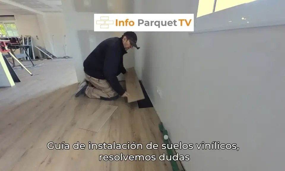 Hombre instalando suelo vinílico, paso a paso. Guía práctica para poner suelo vinílico en casa.