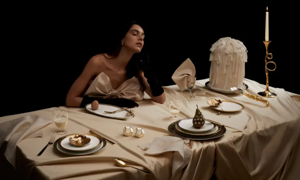 Une femme élégante, une table dressée avec soin, un œuf, une poire décorée. L'art de comment dresser une table dans un restaurant.