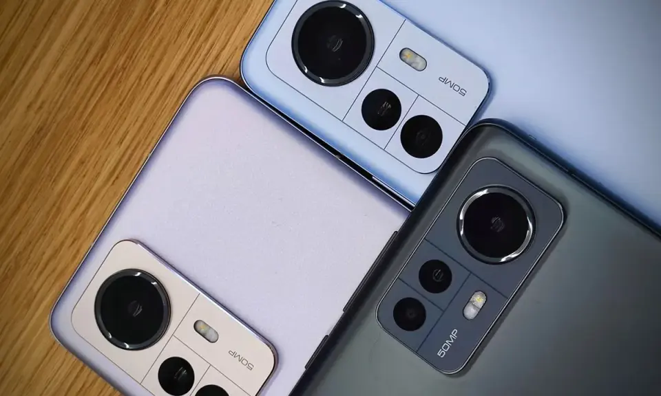 Trzy najnowsze Xiaomi w różnych kolorach, z widocznymi modułami aparatów 50MP.