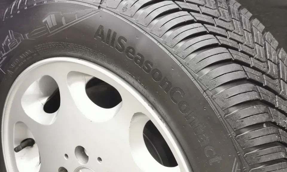 Opony wielosezonowe Continental AllSeasonContact na feldze aluminiowej. Gotowe na każdą pogodę, zapewniające bezpieczeństwo przez cały rok.