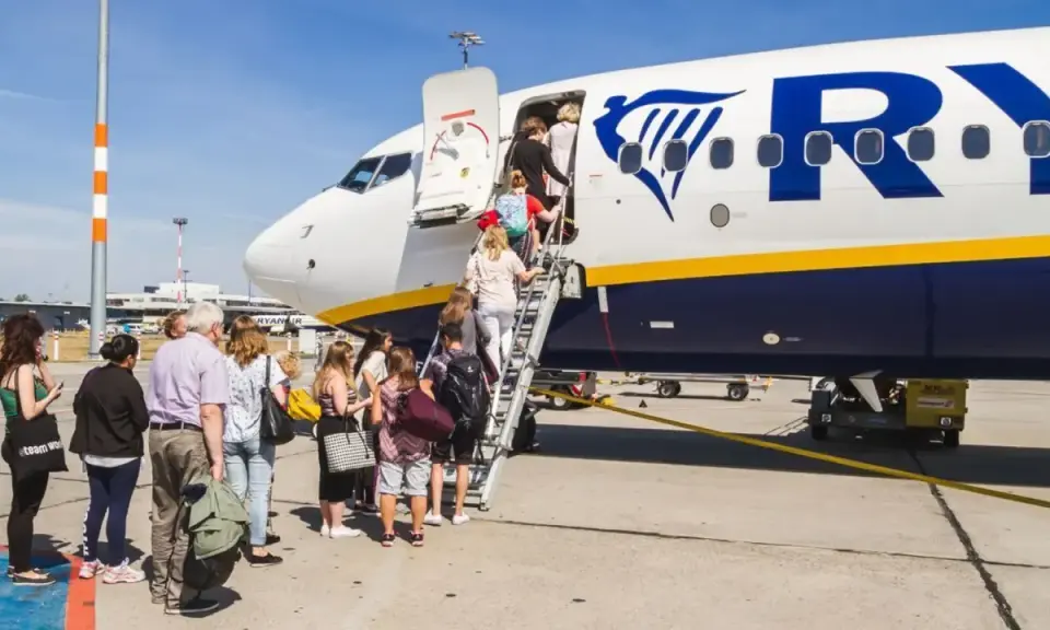 Tanie loty Ryanair: Kiedy rezerwować, by nie przepłacać?