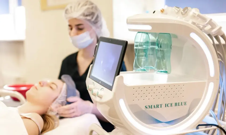 Nowoczesna kosmetologia w Poznaniu: zabieg na twarz z użyciem urządzenia Smart Ice Blue.