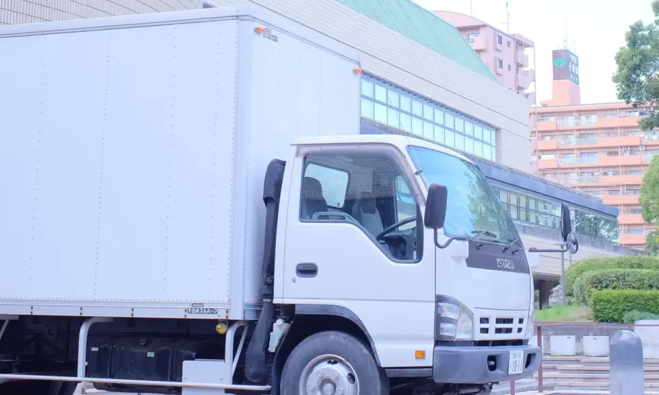 Camión Isuzu blanco, listo para la entrega. Con mi permiso C, ¡puedo conducir este vehículo!