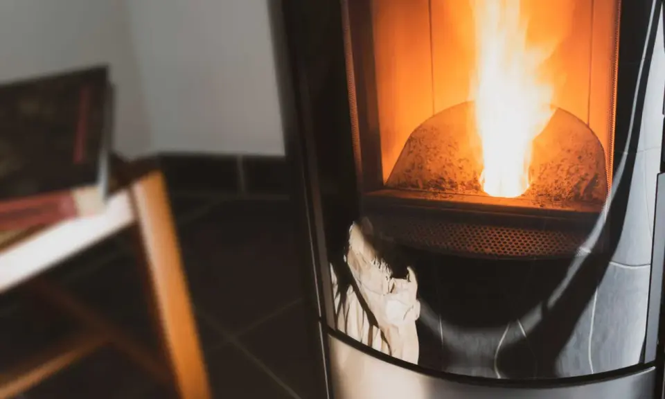 Flammes vives dans un poêle à granulés, l'échangeur de chaleur assure une diffusion rapide de la chaleur.