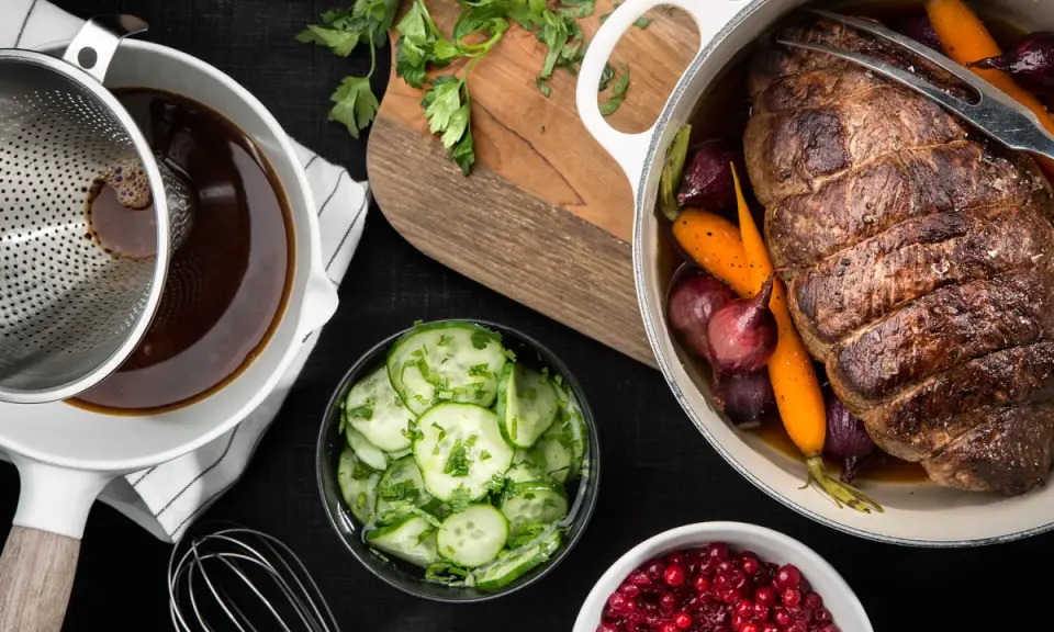 En saftig stek med rotfrukter, pressgurka och rårörda lingon. Perfekt för klassiska fransyska recept.