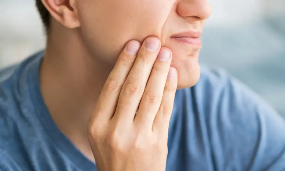 Spuchnięte dziąsła: Szybka ulga i kiedy iść do dentysty?