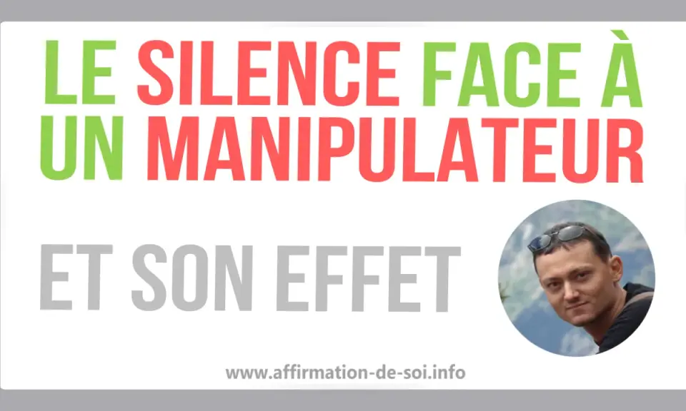 Le silence face à un manipulateur : découvrez son effet déstabilisant. Un homme regarde vers le spectateur.