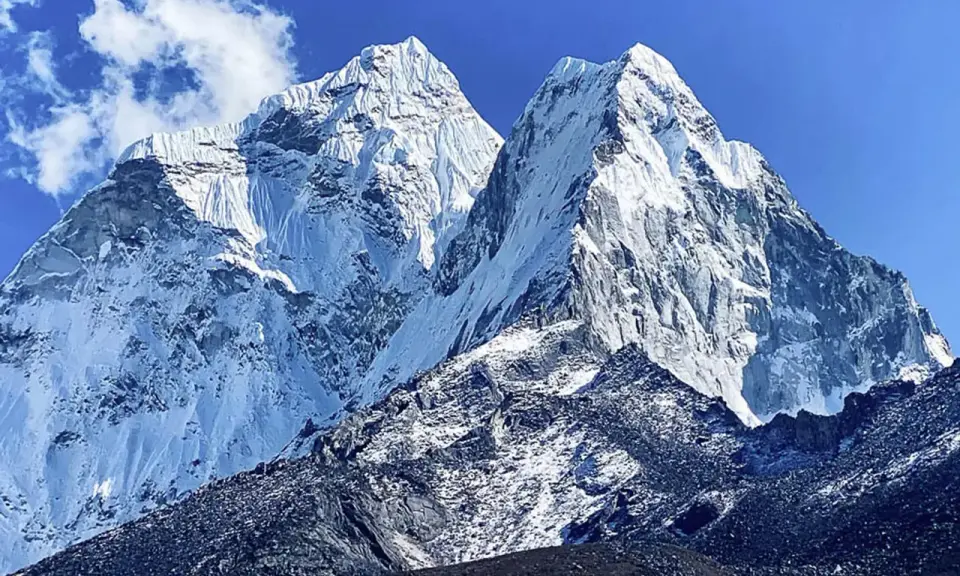 Majestatyczne, ośnieżone szczyty Himalajów, widok z everest base camp.