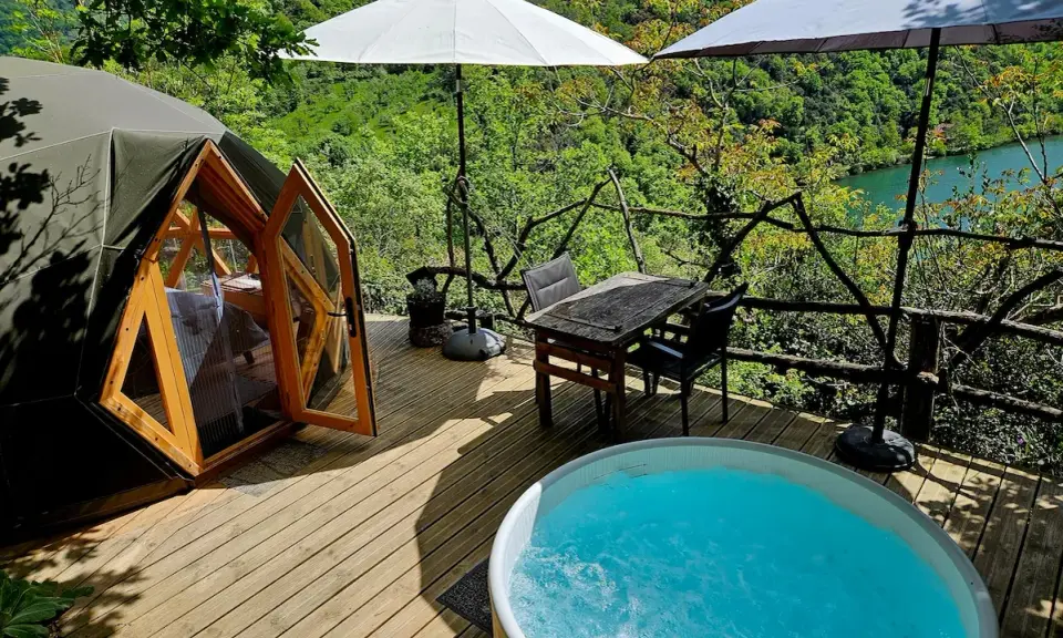 Relaks w domku na drzewie z widokiem na Gorges du Tarn. Jacuzzi, stół i zielone wzgórza.
