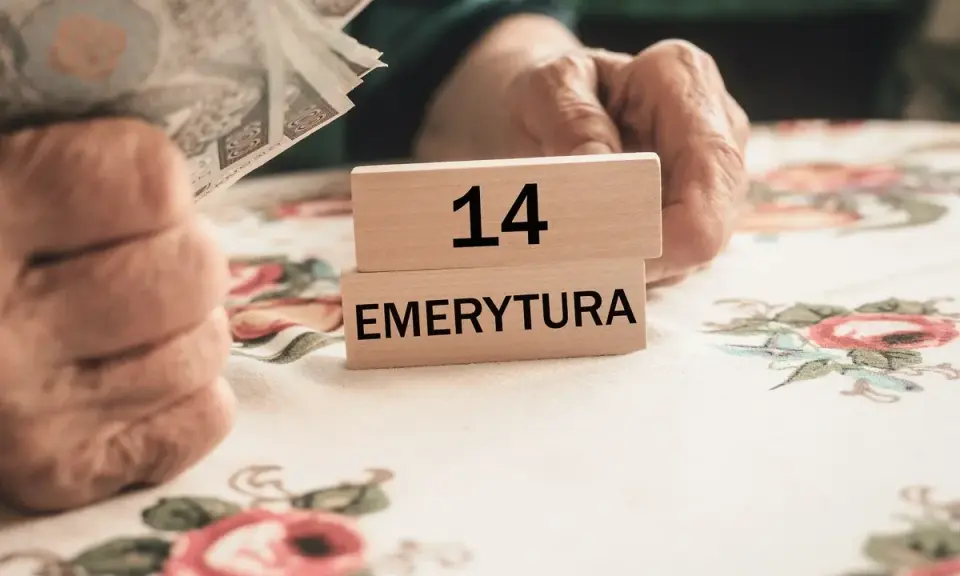 Dłoń trzyma banknoty, obok kostki z napisem "14 EMERYTURA". Zastanawiasz się, ile to brutto, gdy masz 2200 netto?