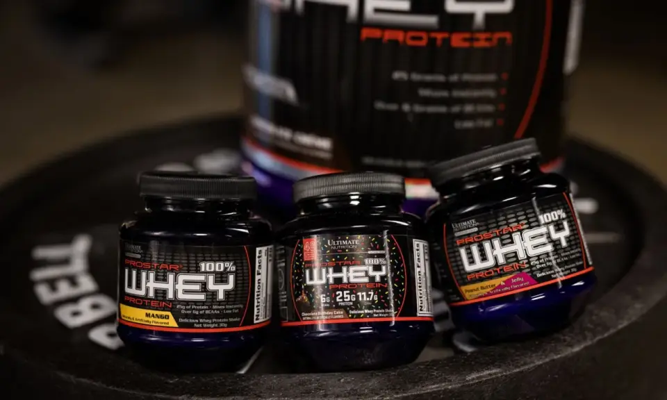 Tre små burkar med proteinpulver, Prostar 100% Whey Protein, i smakerna Mango, Chocolate Birthday Cake och Peanut Butter & Jelly. Dessa naturliga kosttillskott är perfekta för träning.