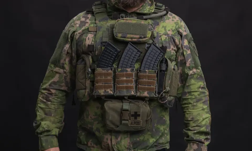 Gotowy do akcji: plate carrier setup z magazynkami, apteczką i dodatkowym wyposażeniem.