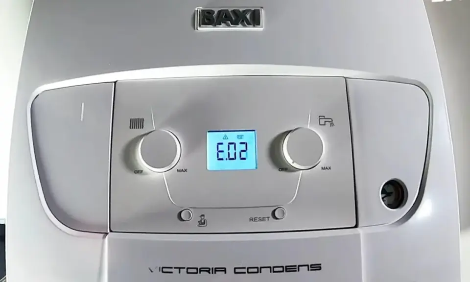 Caldera Baxi Victoria Condens con display que muestra "E.02", indicando un problema.