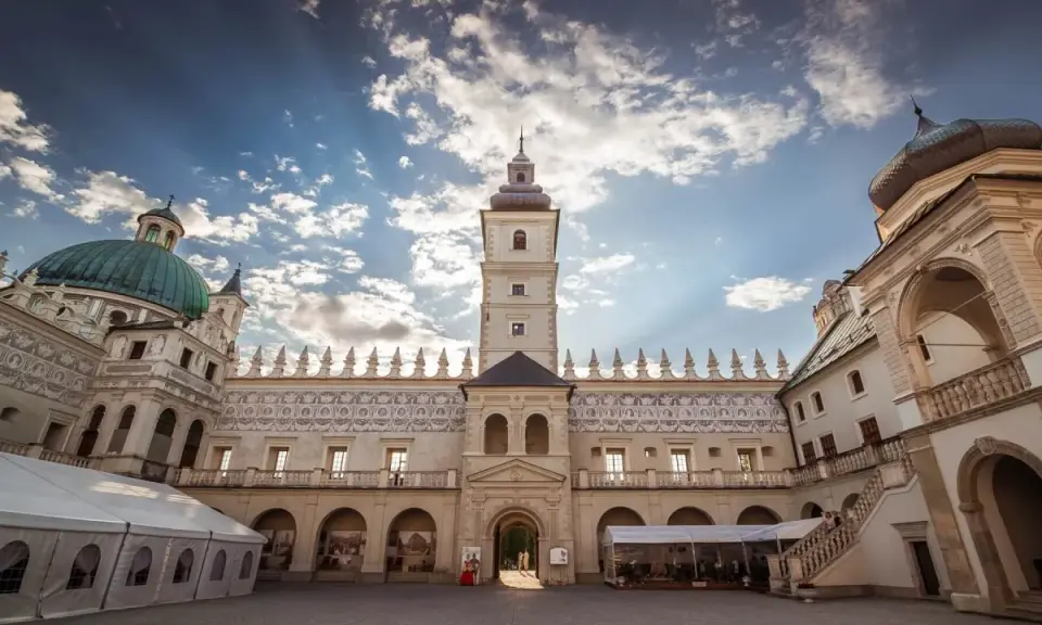 Piękny dziedziniec zamku Krasiczyn zachęca do zwiedzania. Architektura zachwyca pod błękitnym niebem.