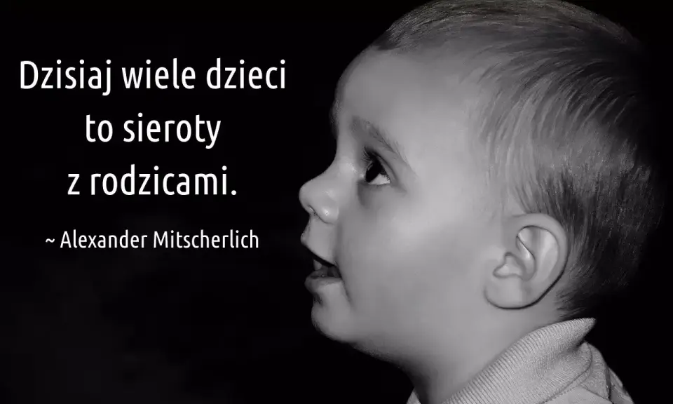 Czarno-białe zdjęcie profilowe dziecka z cytatem o sierotach.