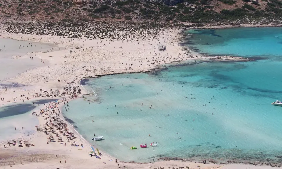 Spiaggia affollata con acque turchesi, ideale per chi cerca dove andare al mare a novembre.