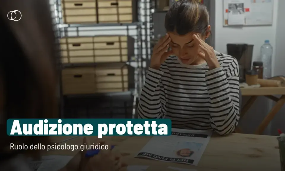 Donna stressata durante un'audizione protetta, con il ruolo dello psicologo giuridico in primo piano.
