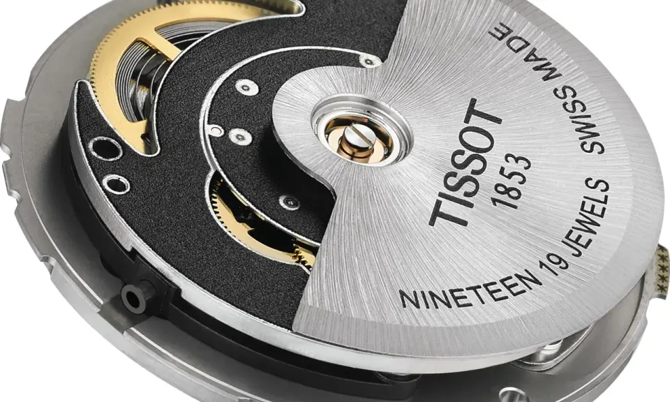 Meccanismo di orologio Tissot con rotore inciso "Tissot 1853 Swiss Made Nineteen 19 Jewels", parte del movimento Powermatic 80.