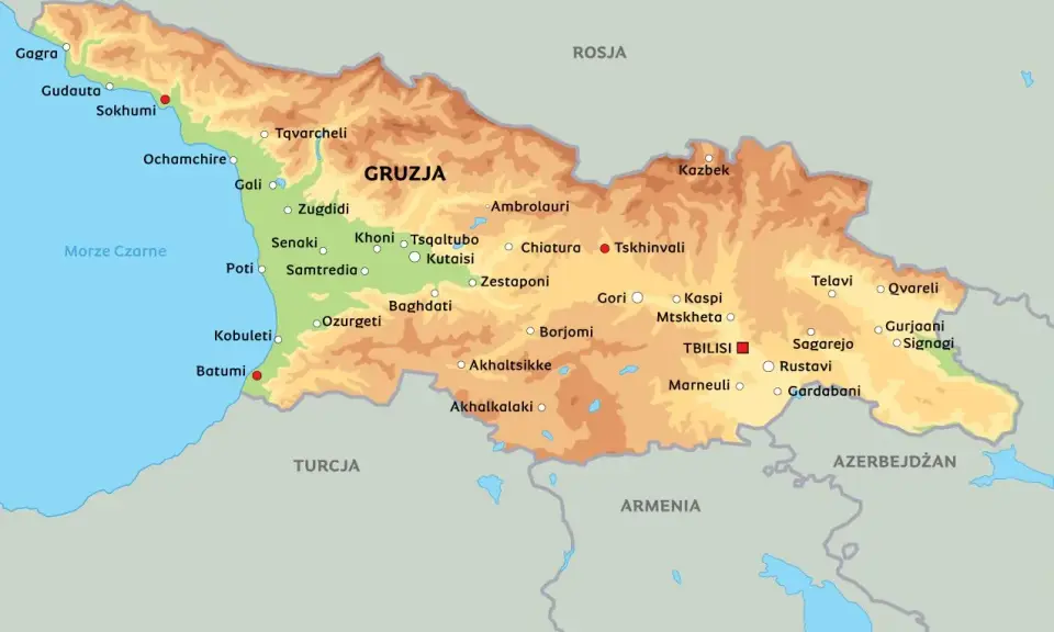 Mapa polityczna Gruzji, pokazująca jej położenie między Morzem Czarnym, Rosją, Turcją, Armenią i Azerbejdżanem. Widoczne miasta i ukształtowanie terenu.