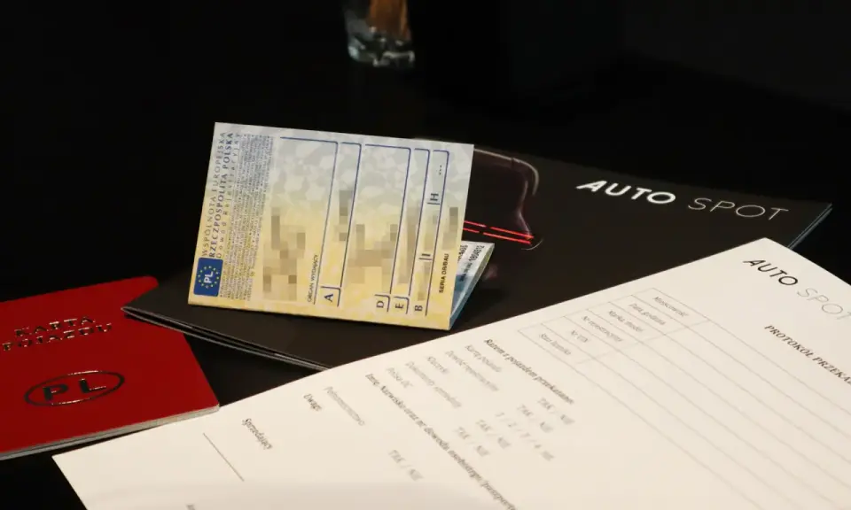 Dokumenty do rejestracji pojazdu: dowód rejestracyjny, karta pojazdu, kluczyki i polisa OC. Protokół przekazania.
