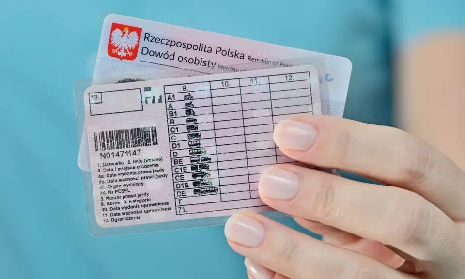 Polskie prawo jazdy i dowód osobisty. Kiedy można zdawać egzamin praktyczny na prawo jazdy? Sprawdź datę wydania uprawnień.