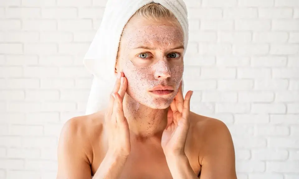 Vianek Rewitalizująca Maseczka-Peeling: Sekret promiennej cery?